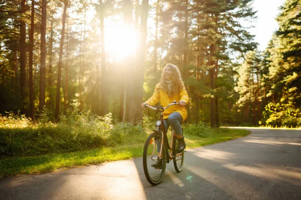 Mulher Feliz Bonita Casaco Amarelo Andar Bicicleta Parque Outono Moda — Fotografia de Stock