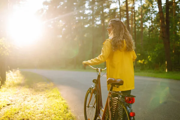 Hermosa Mujer Feliz Chaqueta Amarilla Montar Bicicleta Parque Otoño Moda — Foto de Stock