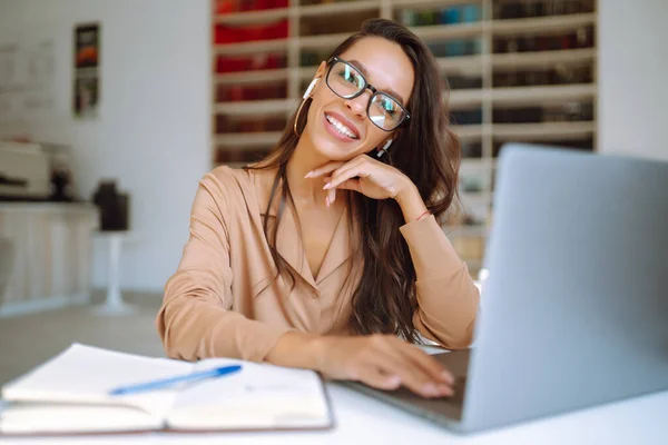 Retrato Una Joven Feliz Con Portátil Freelancer Trabajando Portátil Negocios —  Fotos de Stock