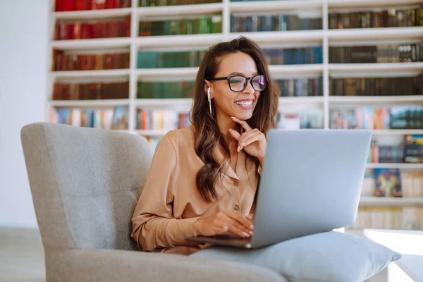 Retrato Una Joven Feliz Con Portátil Freelancer Trabajando Portátil Negocios —  Fotos de Stock