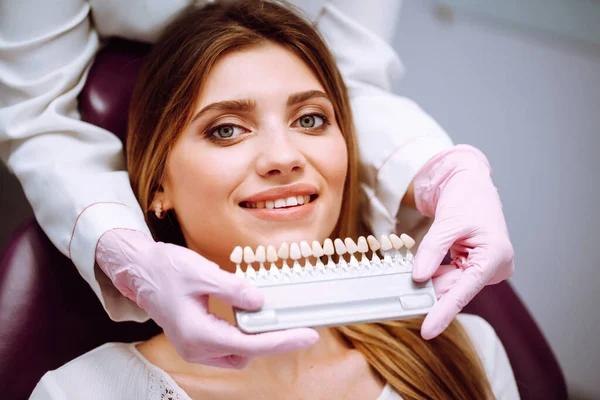 Wybielanie Zębów Idealne Białe Zęby Bliska Odcieniem Przewodnika Wybielacza Kolor — Zdjęcie stockowe