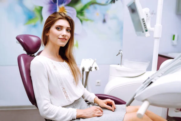 Młoda Kobieta Krześle Dentystycznym Podczas Zabiegu Stomatologicznego Przegląd Profilaktyki Próchnicy — Zdjęcie stockowe