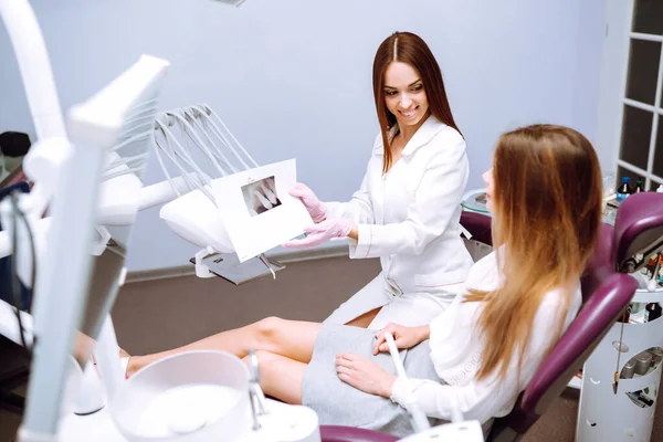 歯科処置中の歯医者の椅子の若い女性 歯のケア予防の概要 健康的な笑顔 — ストック写真