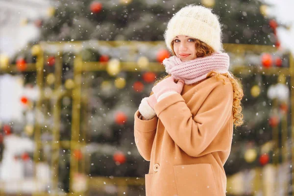 穿着温暖冬衣的年轻女子站在圣诞树旁 圣诞市场 寒冷的天气假日 旅行概念 — 图库照片