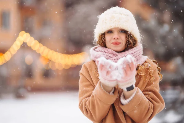 Junge Frau Warmer Winterkleidung Posiert Der Nähe Des Neujahrsbaums Weihnachtsmarkt — Stockfoto