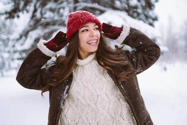 Glad Ung Kvinna Leker Med Snö Solig Vinterdag Går Vinterskog — Stockfoto