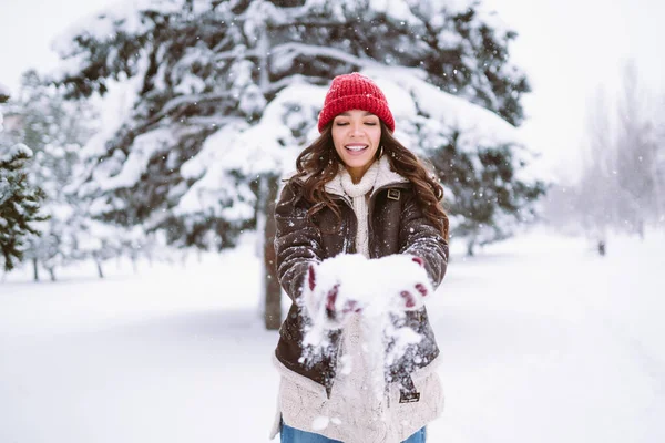 Glad Ung Kvinna Leker Med Snö Solig Vinterdag Går Vinterskog — Stockfoto