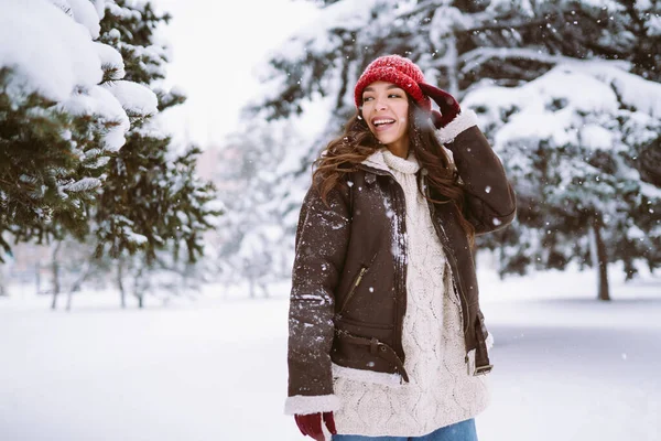 Glad Ung Kvinna Leker Med Snö Solig Vinterdag Går Vinterskog — Stockfoto