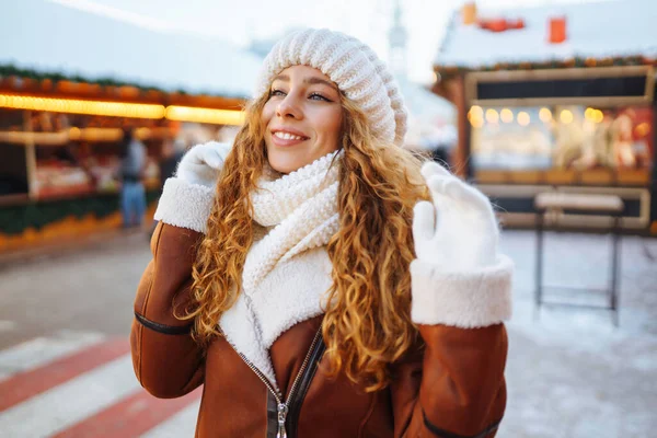 Vacker Kvinna Vinter Stil Kläder Poserar Julmarknaden Dekorerad Med Semester — Stockfoto