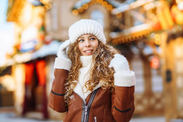 Vacker Kvinna Vinter Stil Kläder Poserar Julmarknaden Dekorerad Med Semester — Stockfoto