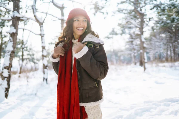 Retrato Jovem Mulher Bonita Floresta Inverno Natal Férias Inverno Conceito — Fotografia de Stock