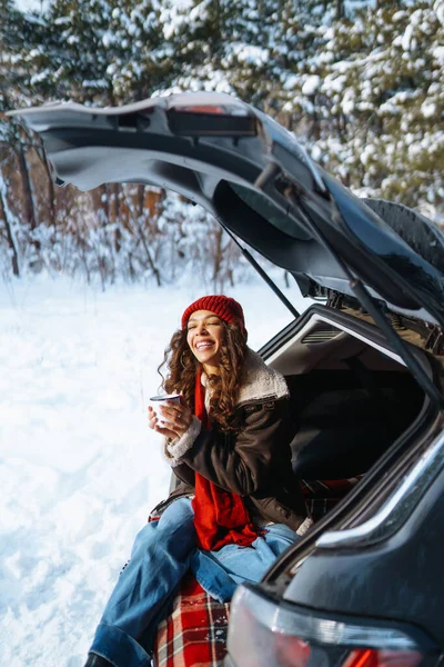 Giovane Donna Tiene Thermos Beve Seduto Nel Bagagliaio Dell Auto — Foto Stock