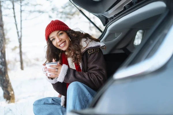 Jonge Vrouw Houdt Een Thermosfles Vast Drinkt Thee Zittend Kofferbak — Stockfoto