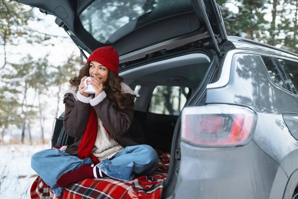 Giovane Donna Tiene Thermos Beve Seduto Nel Bagagliaio Dell Auto — Foto Stock