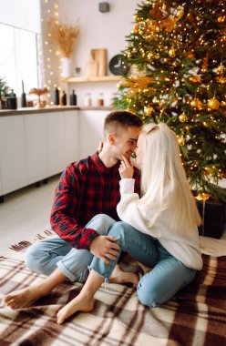 Aşk hikayesi. Kışın genç bir çift. Yılbaşı arifesinde evde birlikte vakit geçirmenin tadını çıkarıyorum. Romantik bir gün. Kış tatili.