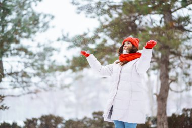Açık havada karlı, mutlu bir kış kadını. Noel.
