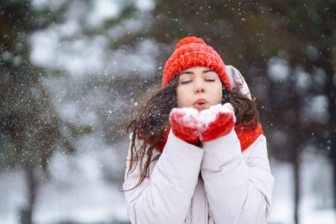 Açık havada karlı, mutlu bir kış kadını. Noel.