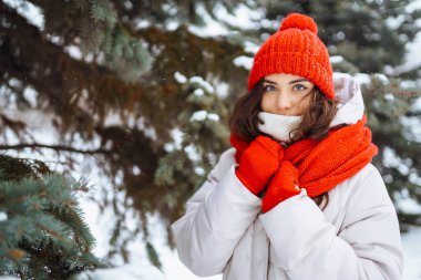Açık havada karlı, mutlu bir kış kadını. Noel.