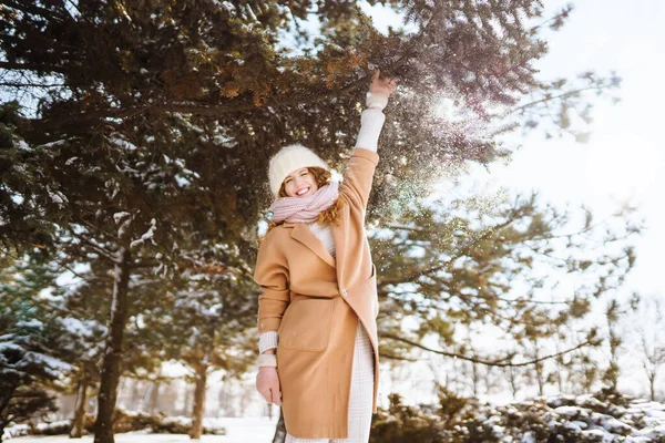 Piękna Kobieta Stojąca Wśród Śnieżnych Drzew Ciesząca Się Pierwszym Śniegiem — Zdjęcie stockowe