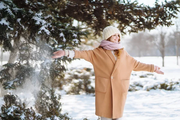 Όμορφη Γυναίκα Στέκεται Ανάμεσα Χιονισμένα Δέντρα Και Απολαμβάνοντας Πρώτο Χιόνι — Φωτογραφία Αρχείου