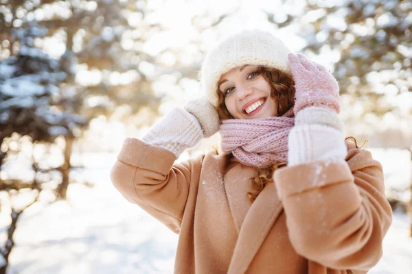 美丽的女人站在多雪的树上 享受着初雪带来的快乐 寒假快乐 — 图库照片