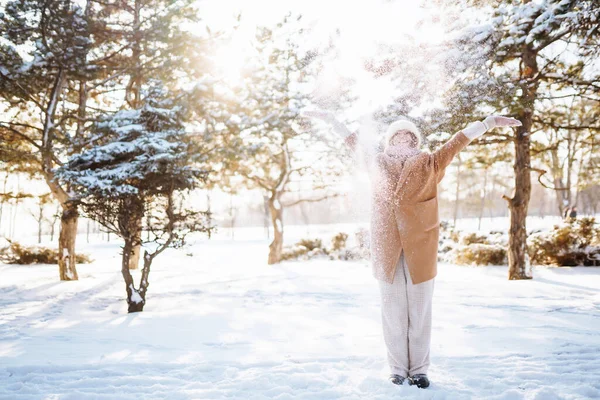 雪の木の間に立つ美しい女性と最初の雪を楽しむ 幸せな冬の時間 — ストック写真