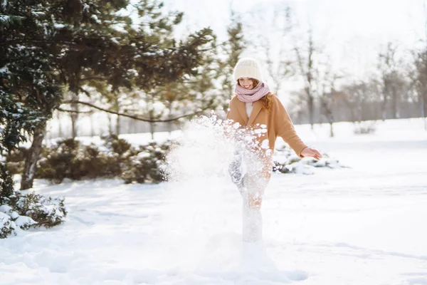 Vacker Kvinna Som Står Bland Snöiga Träd Och Njuter Första — Stockfoto