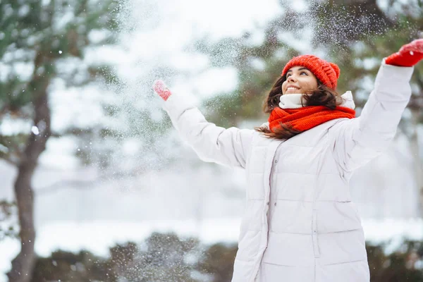 Açık Havada Karlı Mutlu Bir Kış Kadını Noel — Stok fotoğraf
