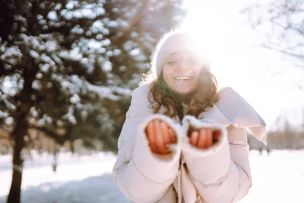 Feliz Joven Parque Invierno Nevado Clima Frío Vacaciones Descanso Concepto —  Fotos de Stock