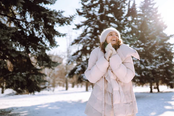 Szczęśliwa Młoda Kobieta Śnieżnym Zimowym Parku Zimna Pogoda Wakacje Odpoczynek — Zdjęcie stockowe