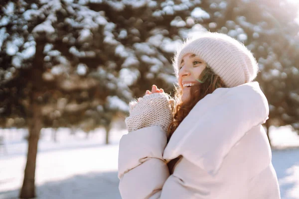Ευτυχισμένη Νεαρή Γυναίκα Στο Χιονισμένο Χειμερινό Πάρκο Κρύο Καιρό Διακοπές — Φωτογραφία Αρχείου