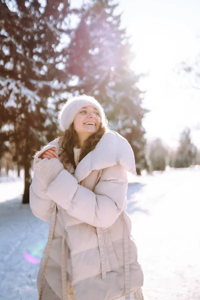 Giovane Donna Felice Nel Parco Invernale Innevato Tempo Freddo Vacanze — Foto Stock