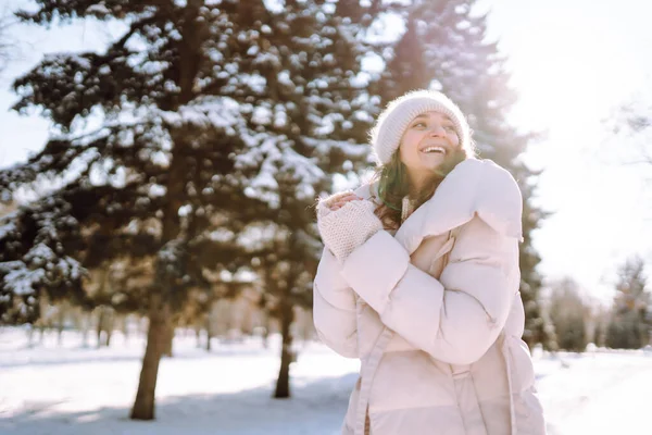 Jovem Feliz Parque Inverno Nevado Tempo Frio Férias Descanso Conceito — Fotografia de Stock