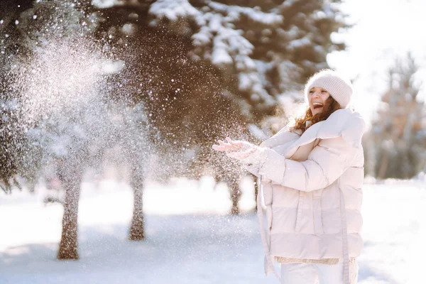 Ευτυχισμένη Νεαρή Γυναίκα Στο Χιονισμένο Χειμερινό Πάρκο Κρύο Καιρό Διακοπές — Φωτογραφία Αρχείου