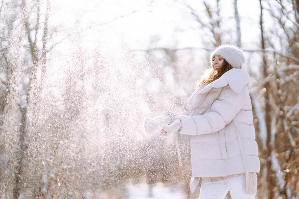 Jovem Feliz Parque Inverno Nevado Tempo Frio Férias Descanso Conceito — Fotografia de Stock