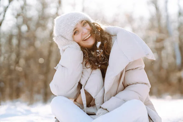 Szczęśliwa Młoda Kobieta Śnieżnym Zimowym Parku Zimna Pogoda Wakacje Odpoczynek — Zdjęcie stockowe