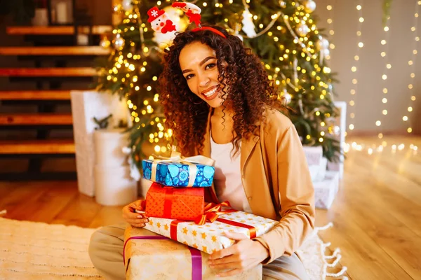 Ευτυχισμένη Νεαρή Γυναίκα Που Κρατάει Χριστουγεννιάτικο Κουτί Δώρου Χειμερινές Διακοπές — Φωτογραφία Αρχείου