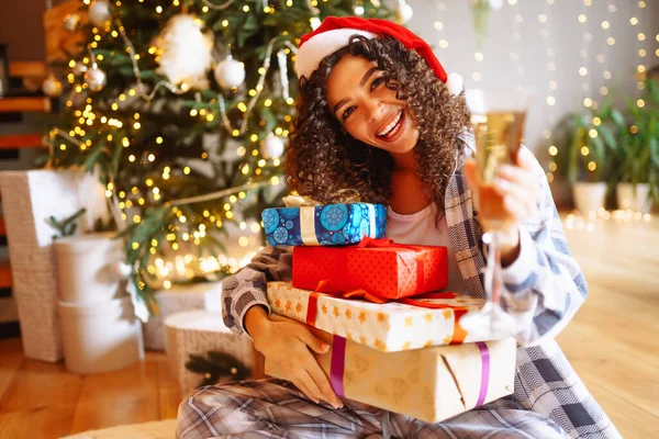 Ευτυχισμένη Νεαρή Γυναίκα Που Κρατάει Χριστουγεννιάτικο Κουτί Δώρου Χειμερινές Διακοπές — Φωτογραφία Αρχείου