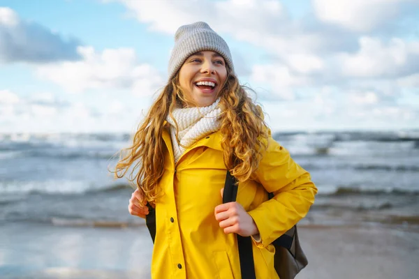 Girl Tourist Yellow Jacket Posing Sea Travelling Lifestyle Adventure — Stock Photo, Image