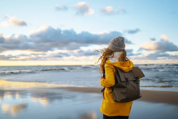 Дівчина Турист Жовтій Куртці Позує Біля Моря Подорожі Спосіб Життя — стокове фото