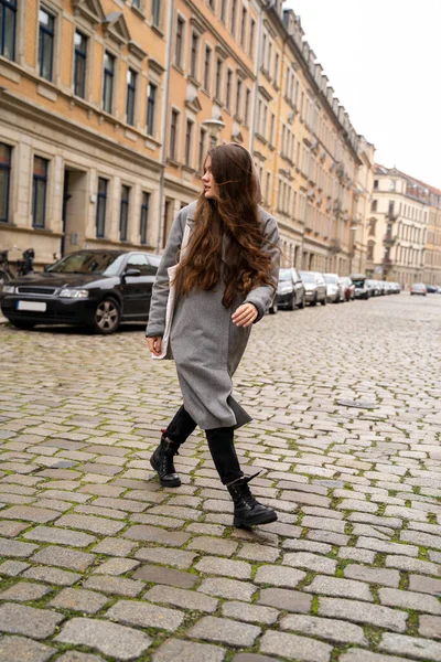 Молодая брюнетка одета небрежно прогуливаясь по улице днем — стоковое фото