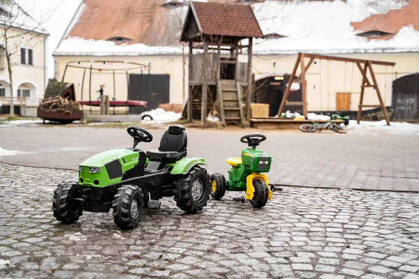 Зеленые искусственные детские игрушки на ферме или во дворе в дневное время зимой — стоковое фото