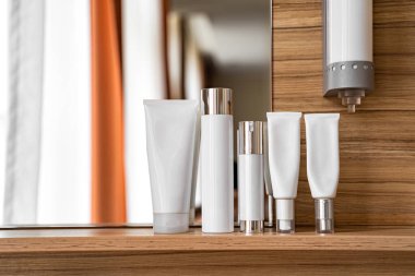 Yüz bakımı banyoda, aynanın yanında cam kapılı duş kabini var.