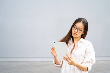 Genç Asyalı Taylandlı, Vietnamlı ya da gözlüklü modern tablet kullanan, web kameralı çalışan, öğrenen ya da sohbet eden gözlüklü bir kadın. Eğitim, kablosuz teknisyenlik