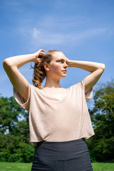 Retrato Una Joven Europea Forma Mujer Activa Camiseta Algodón Ligero — Foto de Stock