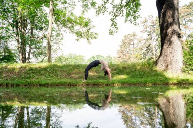 Spor kıyafetli, beyaz tenli, formda genç bir kadın sırt üstü şınav çekiyor, meditasyon yaptıktan sonra sırtını esnetiyor ya da güneşli parktaki nehir ya da göl kıyısında yeşil çimen kredisiyle pilates yapıyor.