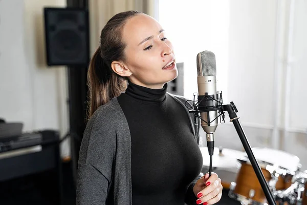 Jeune Femme Brune Asiatique Caucasienne Chantant Une Chanson Lyrique Microphone — Photo