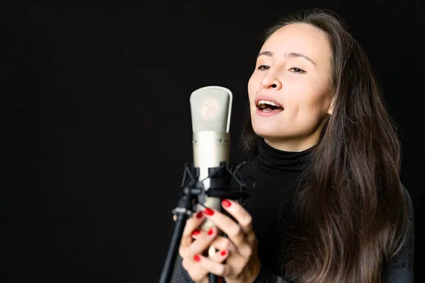 Jeune Asiatique Européenne Belle Brune Tenant Micro Chantant Chanson Microphone — Photo