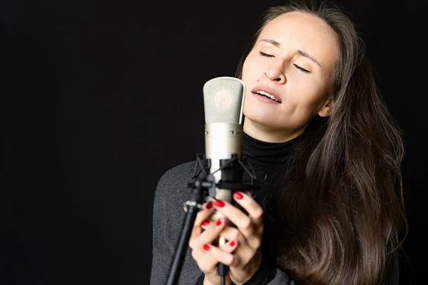 Jeune Femme Brune Asiatique Caucasienne Chantant Émotionnellement Chanson Lyrique Microphone — Photo