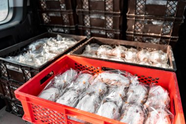 Yeni el yapımı Noel pastalarıyla dolu bir araba bagajı. Christstollen, kış günü fırının yanındaki bir arabanın bagajında paketlenmiş tatlı mallar. Kış tatili, hediye, hediye